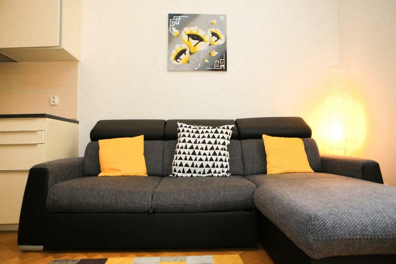 Yellow Apartment Few Steps From Metro Прага Екстериор снимка