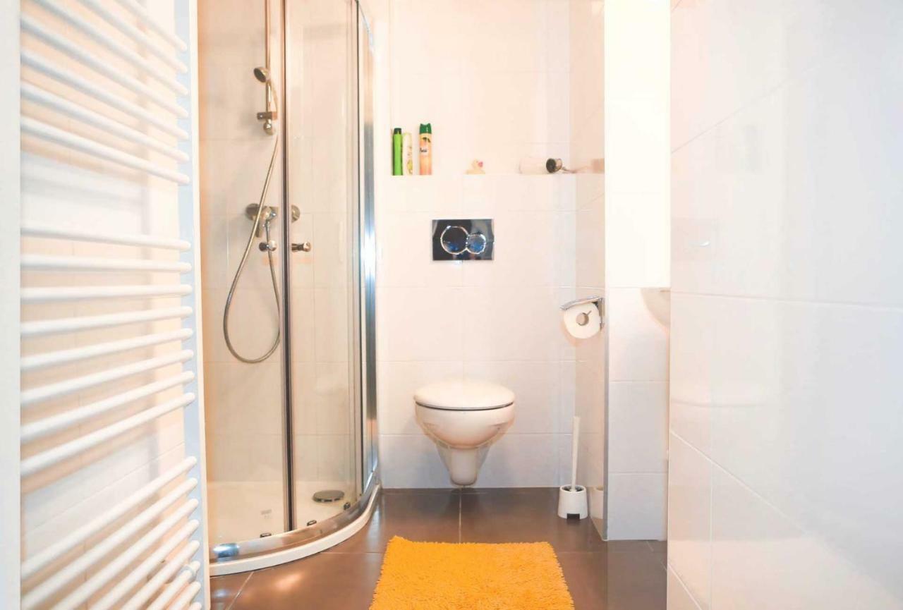 Yellow Apartment Few Steps From Metro Прага Екстериор снимка