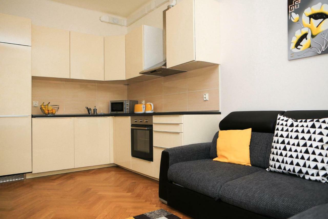 Yellow Apartment Few Steps From Metro Прага Екстериор снимка