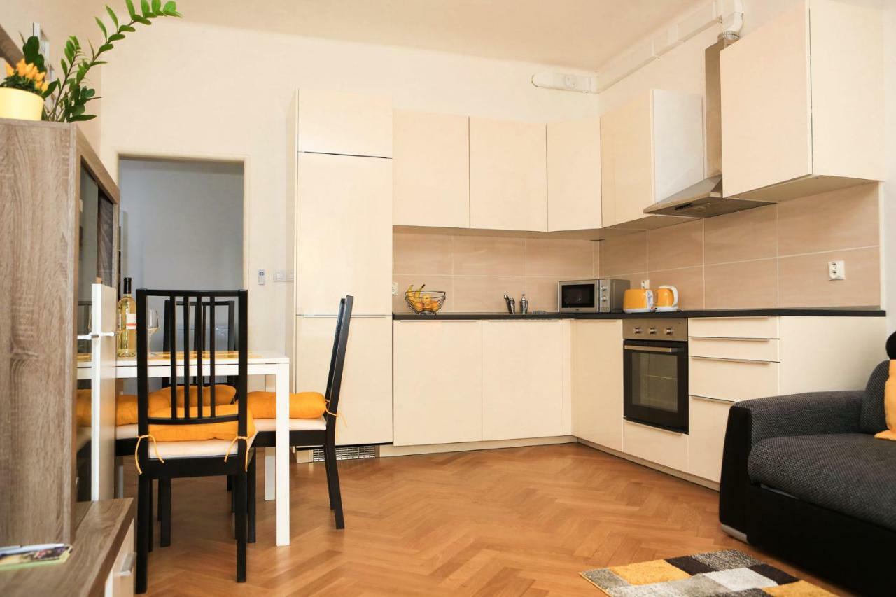 Yellow Apartment Few Steps From Metro Прага Екстериор снимка