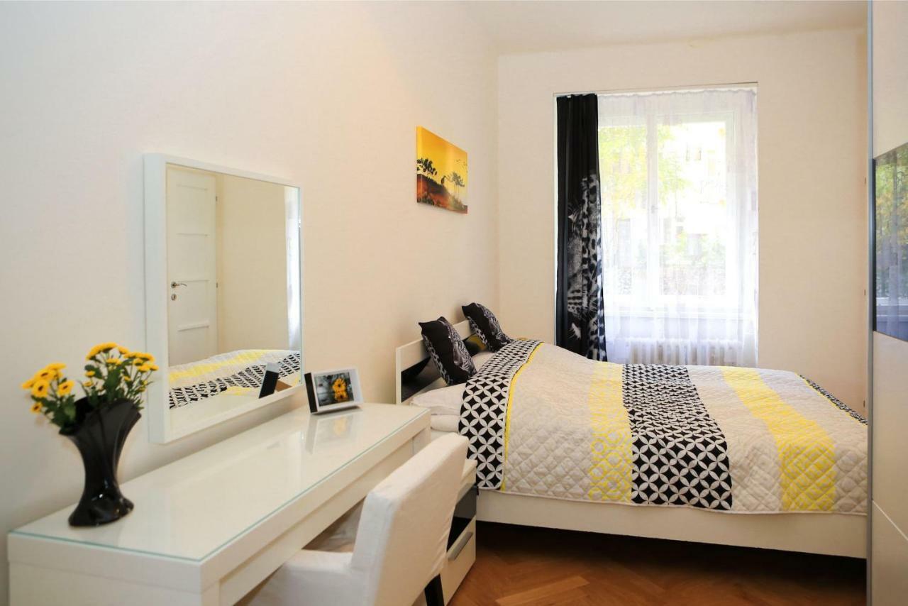 Yellow Apartment Few Steps From Metro Прага Екстериор снимка
